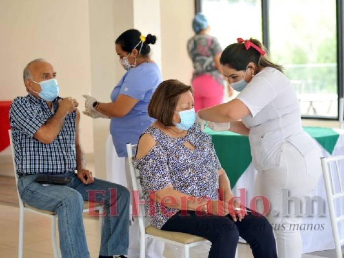 Vacunarse a la vez contra influenza y covid-19 es seguro, confirman médicos