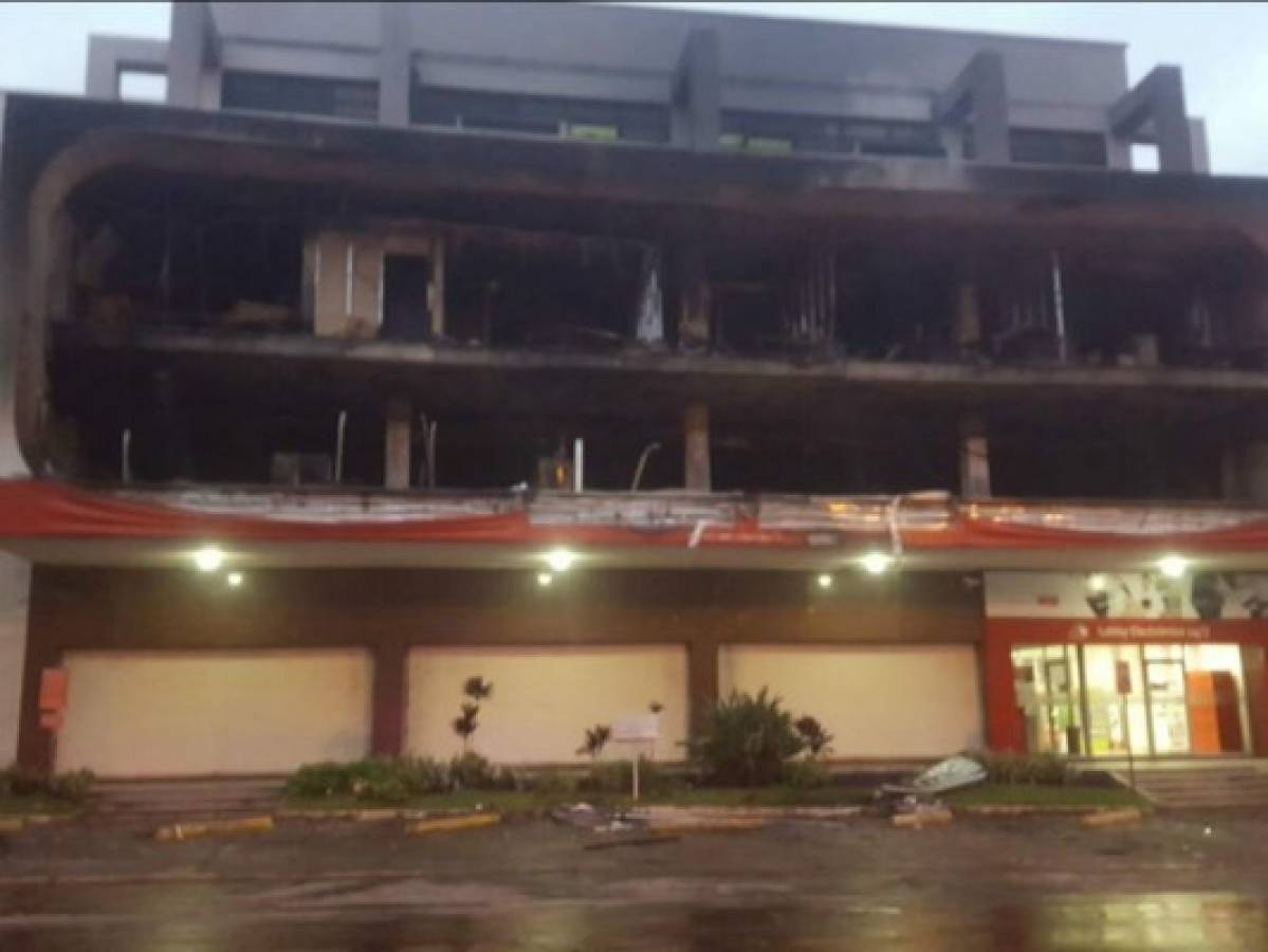 Incendio consume oficinas de Bac Credomatic en el bulevar Morazán de la capital de Honduras