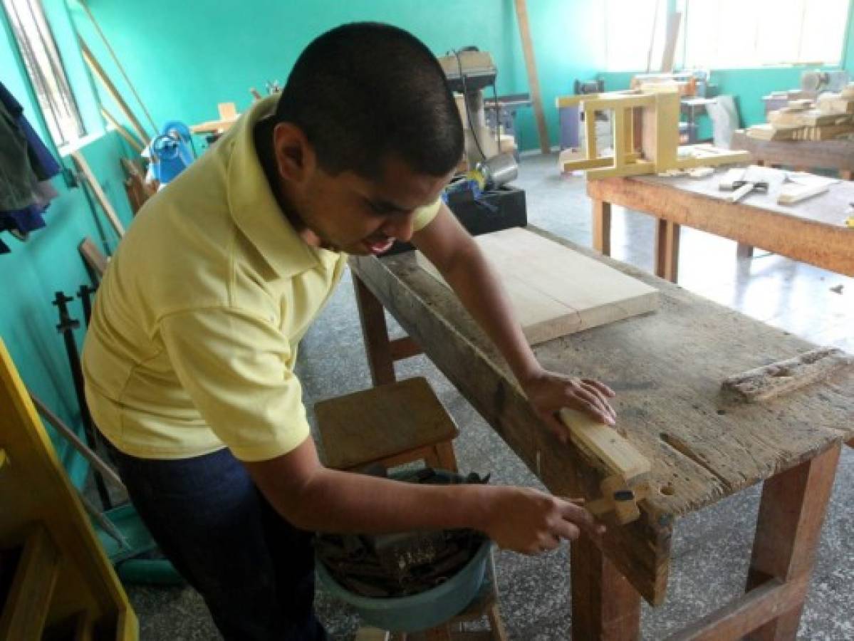 n el Instituto Juana Lecrerc se capacita en carpintería a los estudiantes para que puedan optar a un trabajo. Foto: Johny Magallanes/El Heraldo
