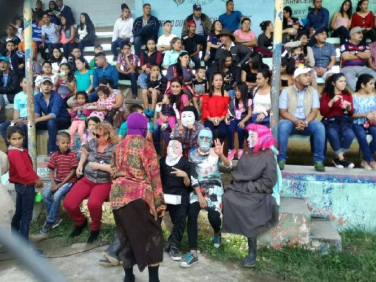 Gordos vs flacos, el peculiar partido que entretiene a los habitantes de El Paraíso en Honduras
