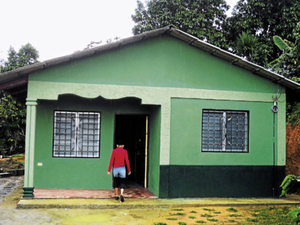 Construyen casas a familias pobres de aldeas de Taulabé