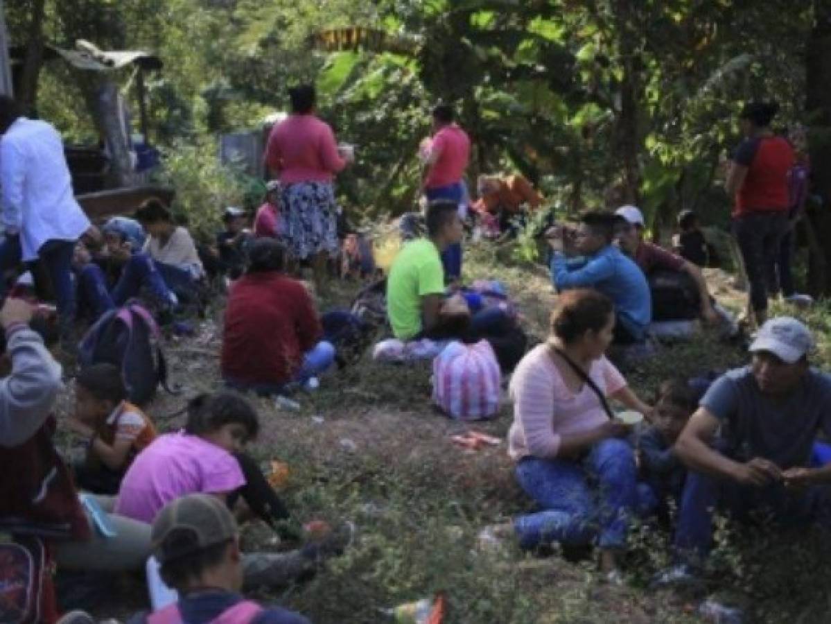 Rescatan a 108 migrantes hondureños que iban en un autobús en Tabasco