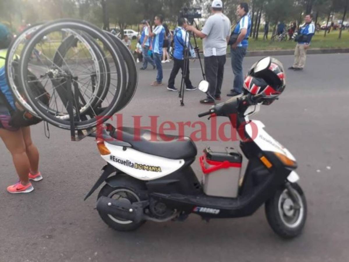 En la meta se estacionó una pequeña motocicleta. Foto: Edwin Ordóñez/EL HERALDO