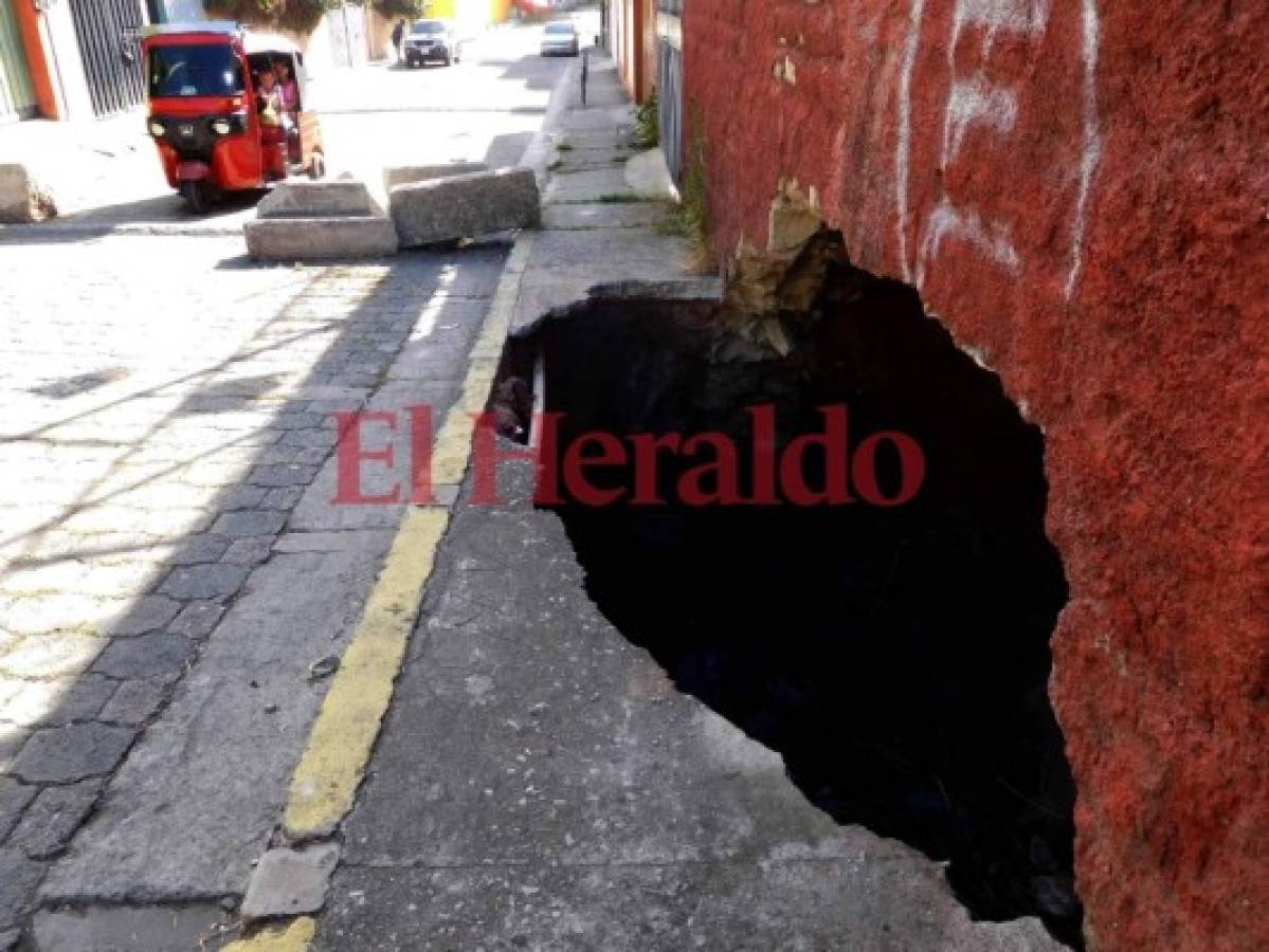 Acera a punto de perderse por un gigantesco agujero en la colonia La Reforma de la capital