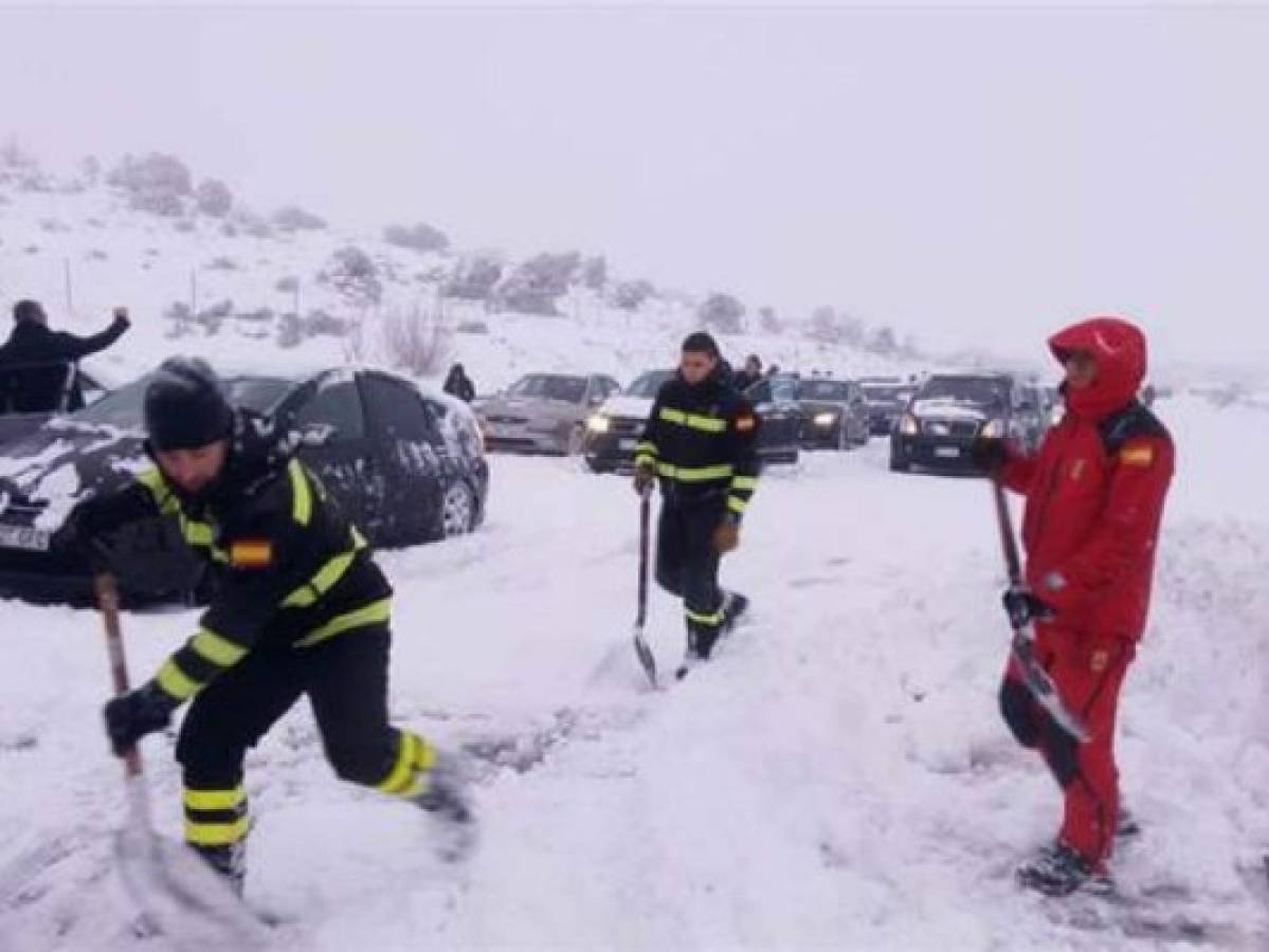 España moviliza a soldados para rescatar conductores atrapados por la nieve