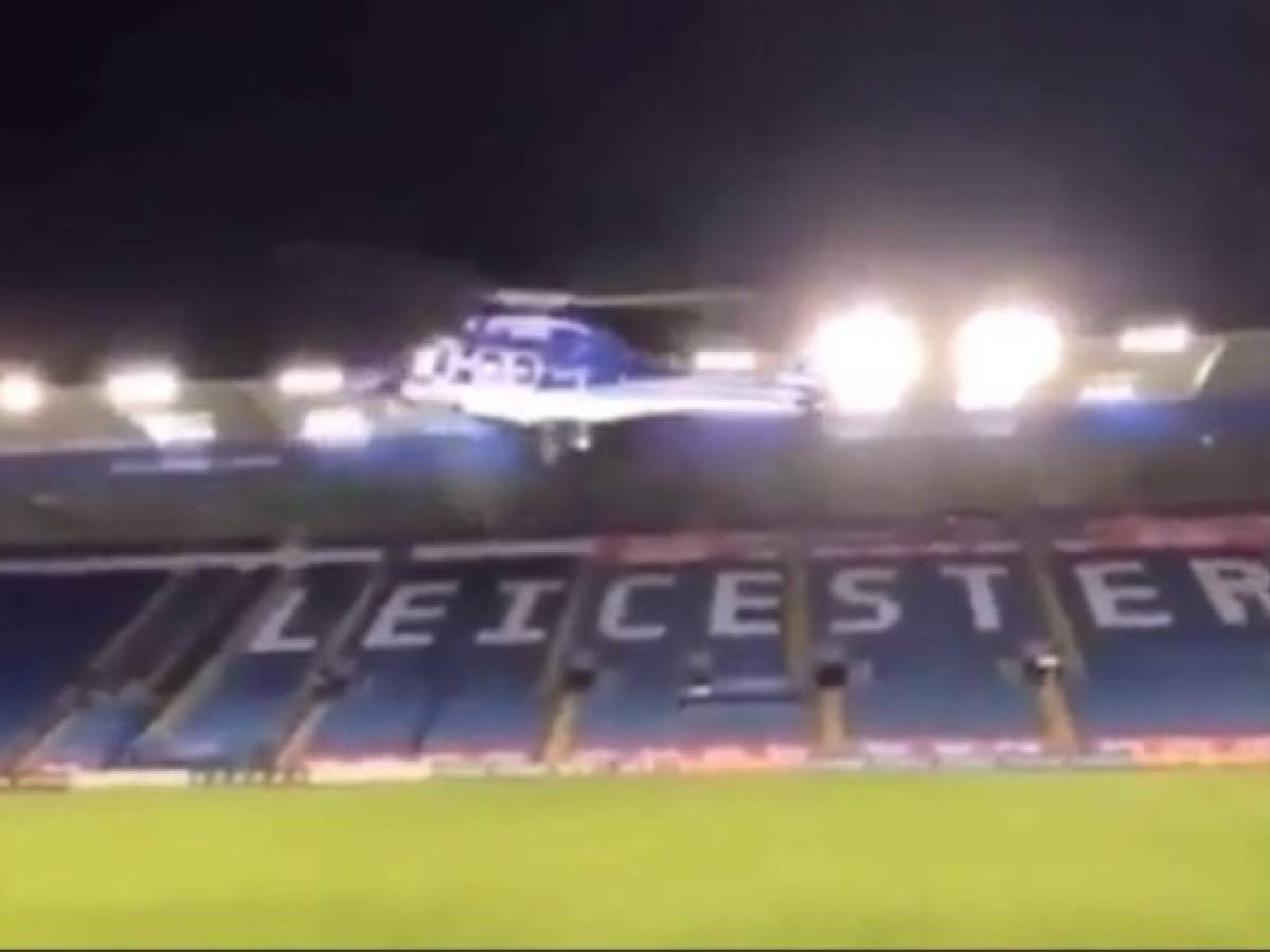 Momento en el que el helicóptero sale desde el estadio del Leicester City.