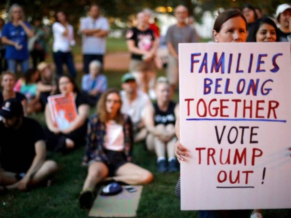 Unas personas escuchan mientras alguien más habla durante una protesta contra políticas de inmigración de separación de familias en Estados Unidos. Foto: Agencia AP.