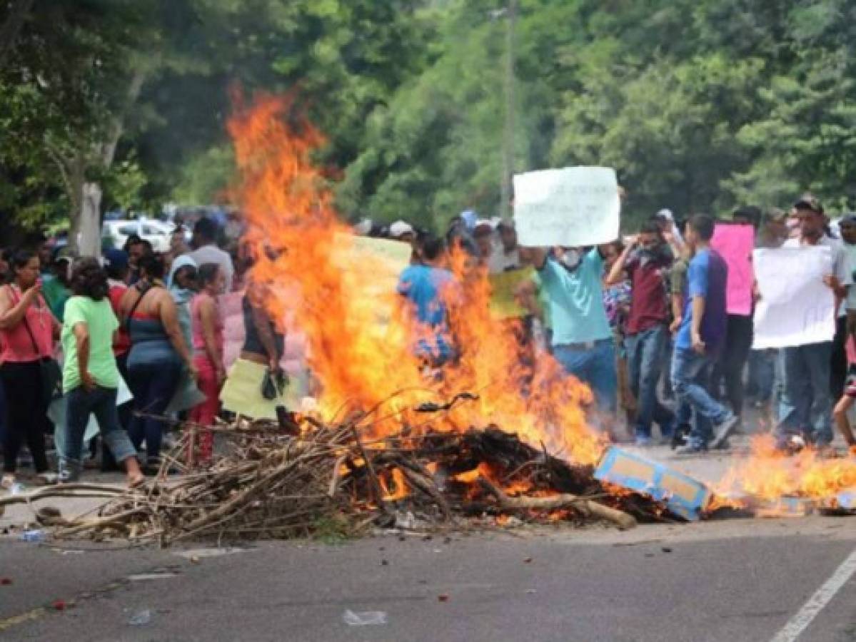 Los manifestantes realizaron quema en medio de las calles para obstaculizar el paso (Foto: EL HERALDO)