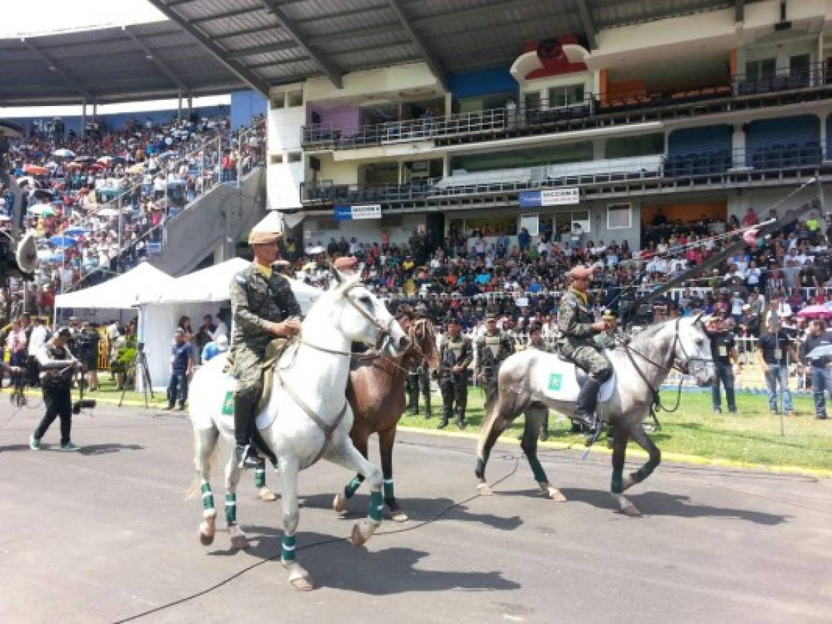 Desfile en homenaje a Francisco Morazán en el Día del Soldado