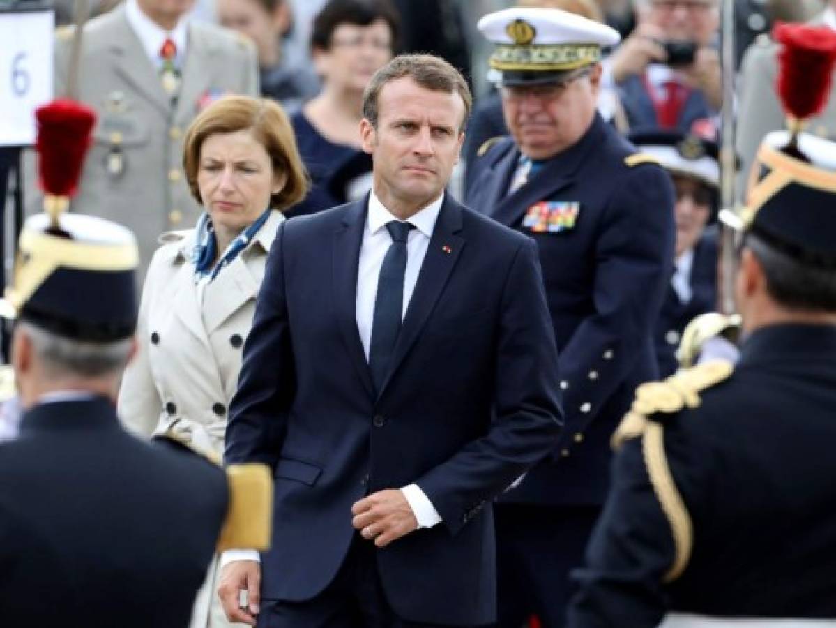 La inesperada reacción del presidente de Francia Emmanuel Macron con un joven que lo saludó
