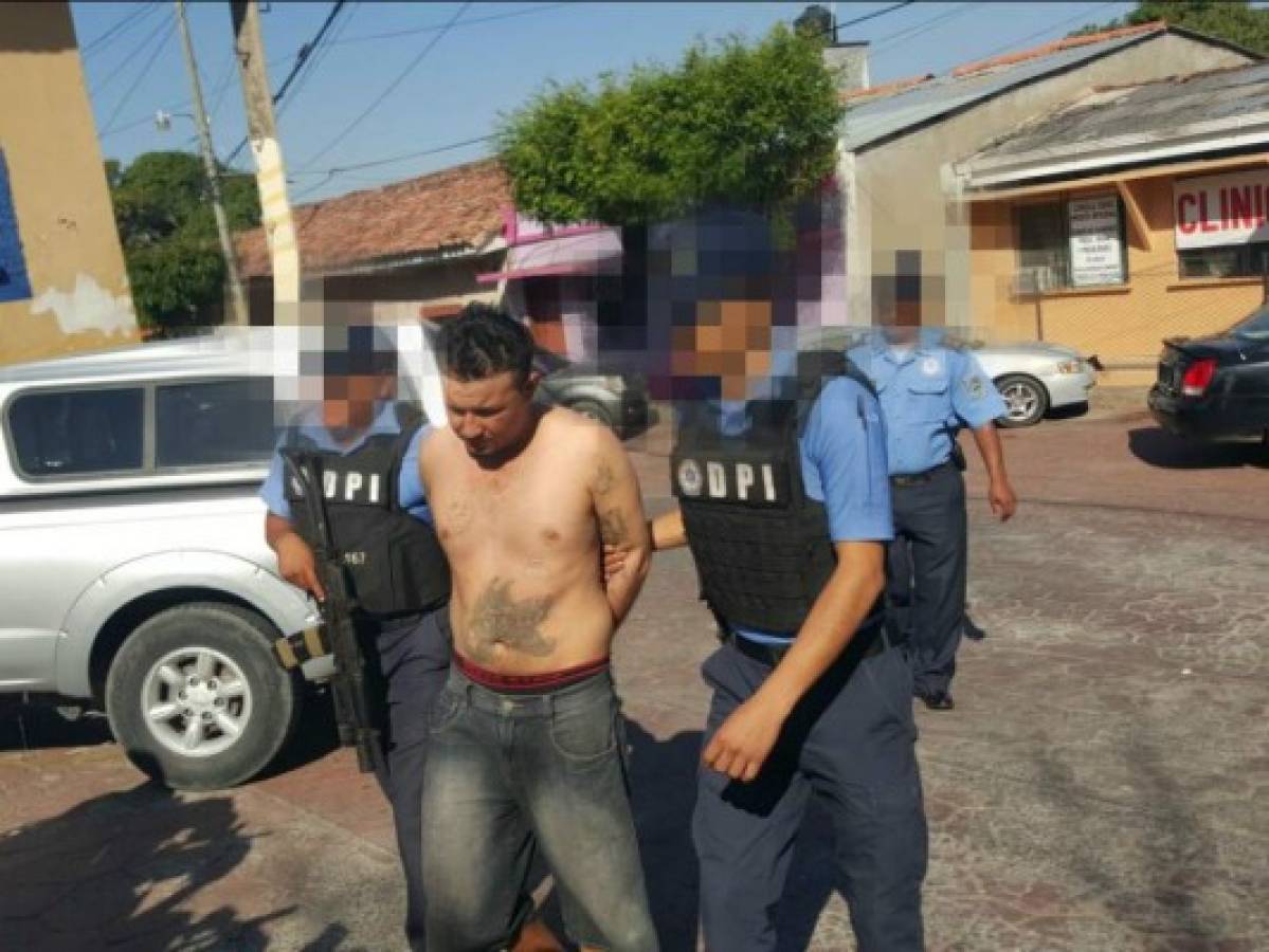 El momento en el que el detenido era llevado para ser presentado por las autoridades. (Foto: Cortesía / Sucesos de Honduras)