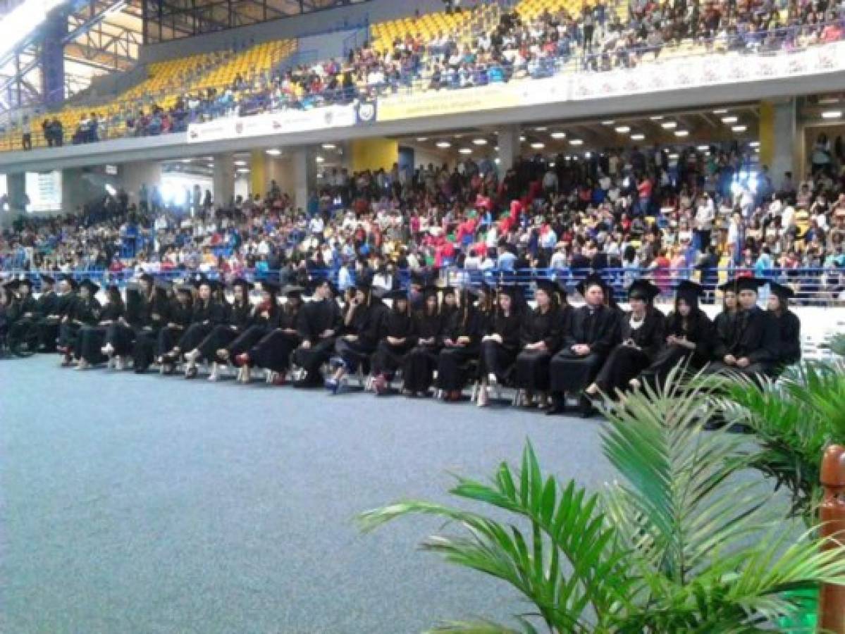 UNAH gradúa a 305 nuevos profesionales    