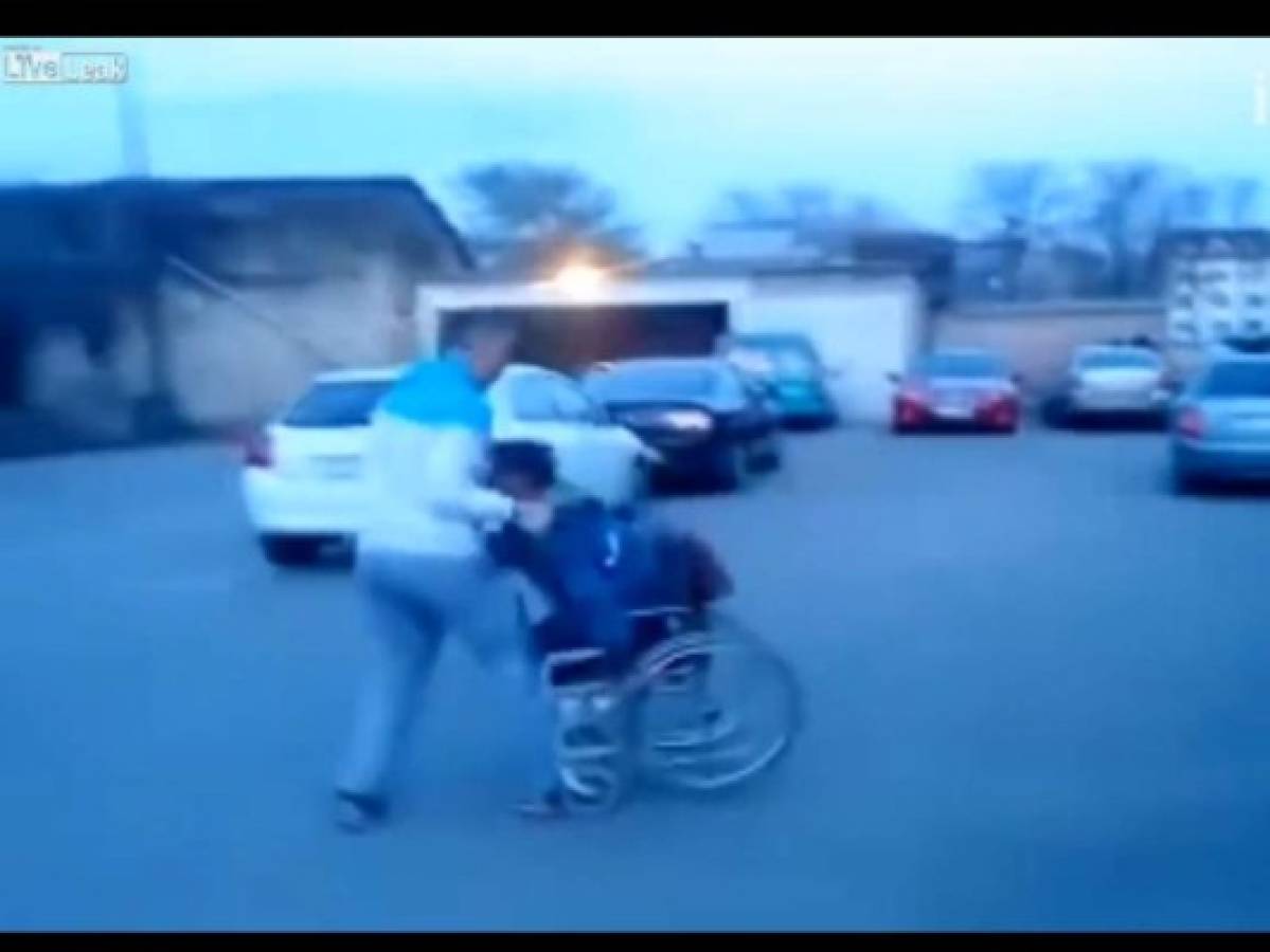 Descubren la farsa de un hombre en silla de ruedas