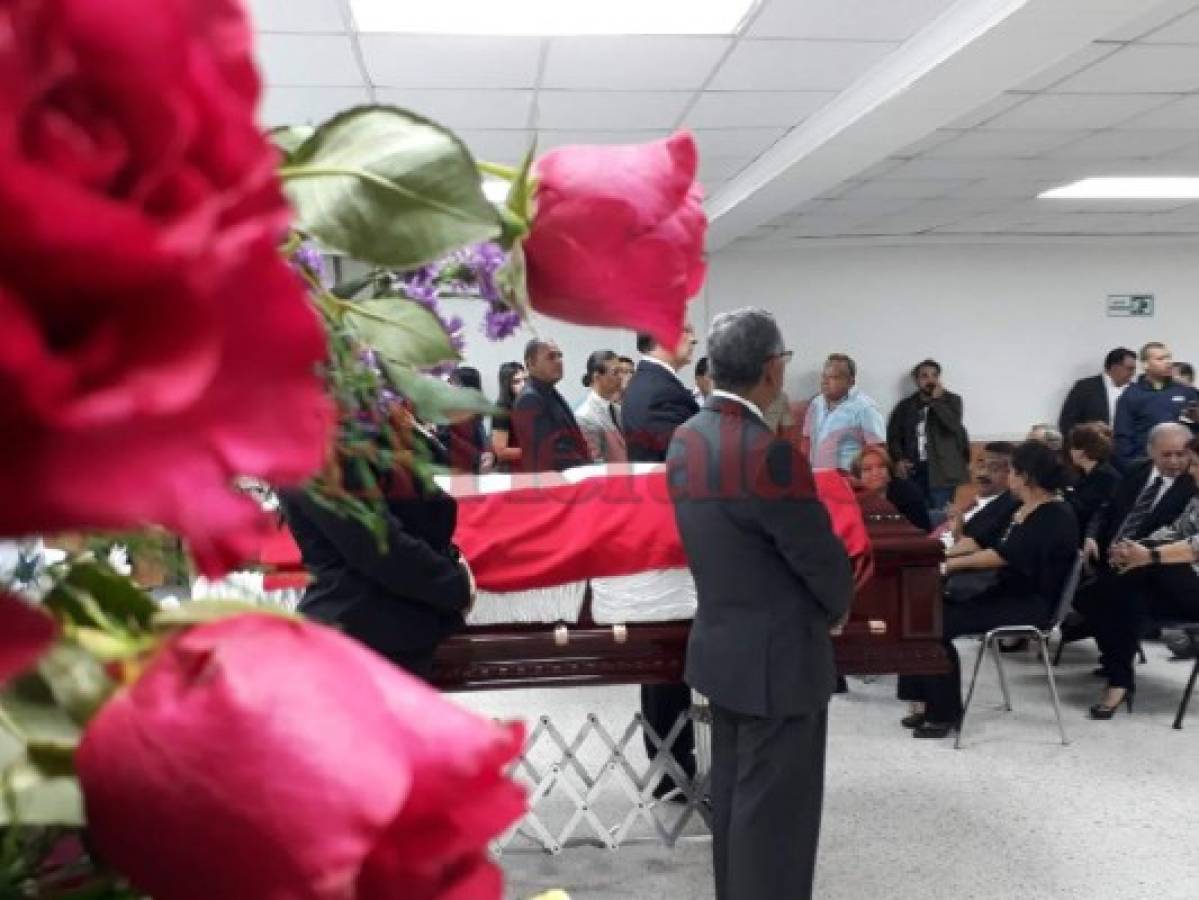 También estuvo presente el expresidente Carlos Flores en el homenaje a Roberto Suazo Córdova. (Fotos: Álex Pérez)