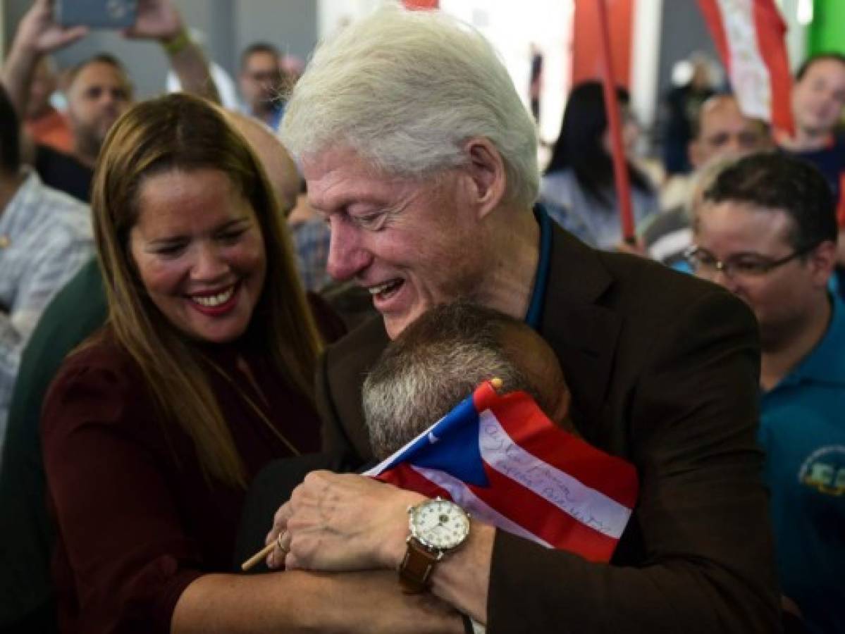 Expresidente Bill Clinton visita Puerto Rico, aún a oscuras a dos meses de los huracanes Irma y María