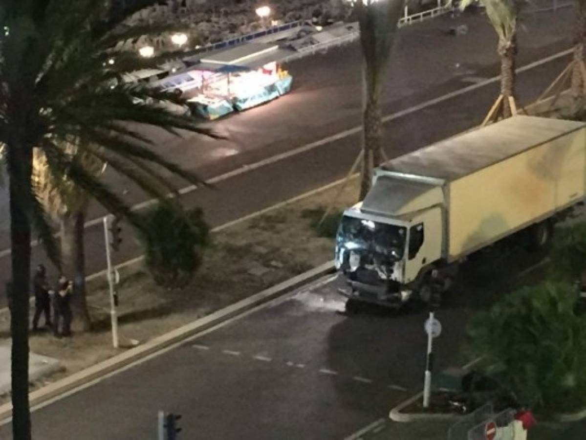 VIDEO: Momento en que camión embiste a multitud en Niza, Francia