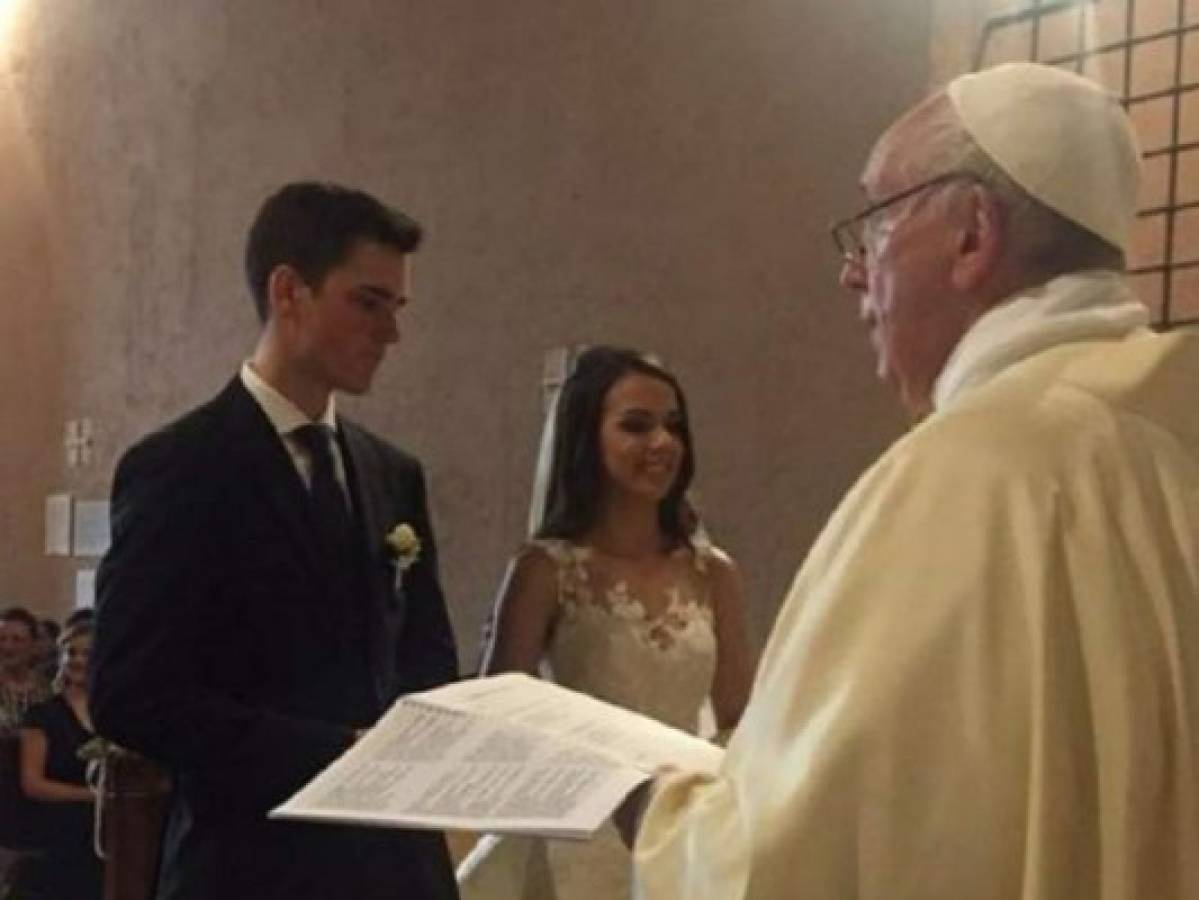Papa Francisco sorprende a novios y los casa en el Vaticano