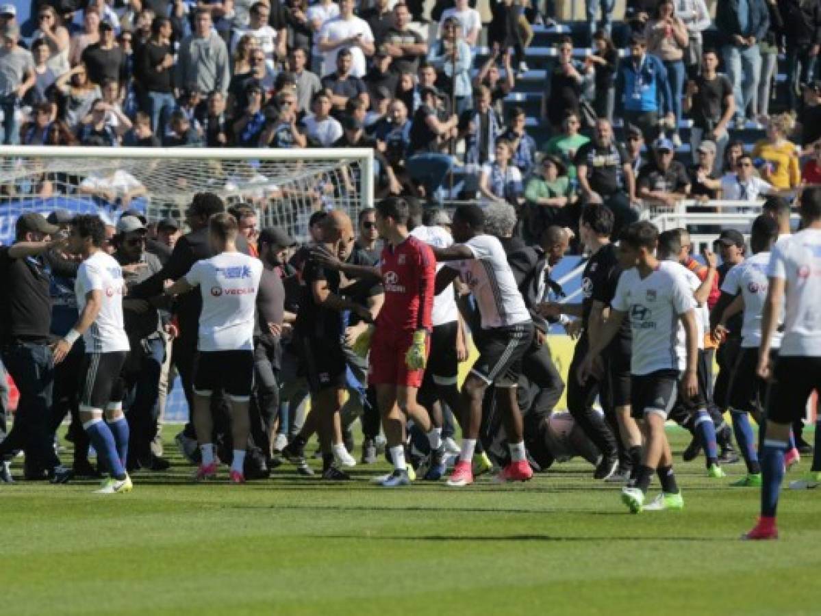 Fanáticos de Bastia se enfrentan en el césped a jugadores del Lyon