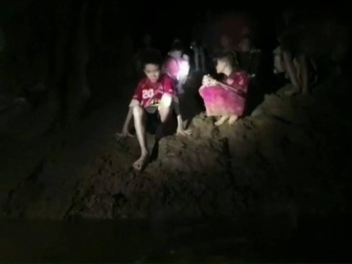 Rescatista graba en vídeo el primer encuentro con los 12 niños atrapados en cueva