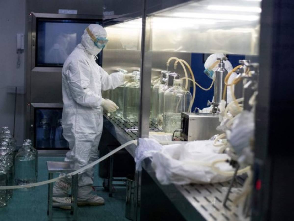 Monos y horas extra en la carrera por la vacuna en un laboratorio chino