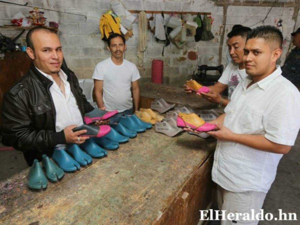 Reos de la Penitenciaria Nacional hacen zapatos que dejan huellas de esperanza