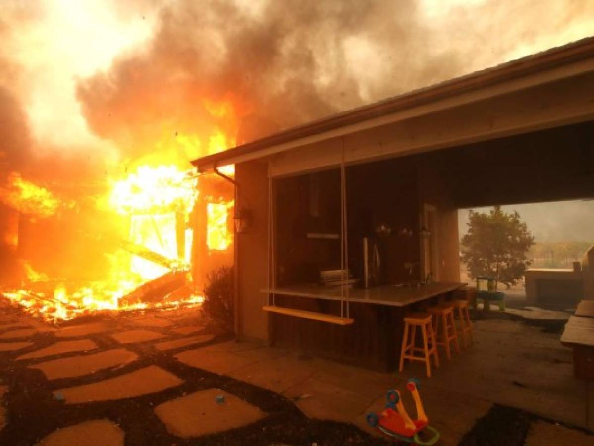 Evacúan a unas 50 mil personas por incendios en California
