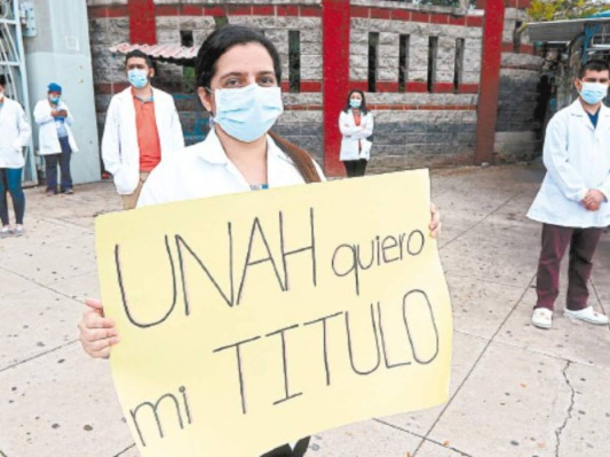 Médicos egresados exigen a la UNAH que emita sus títulos