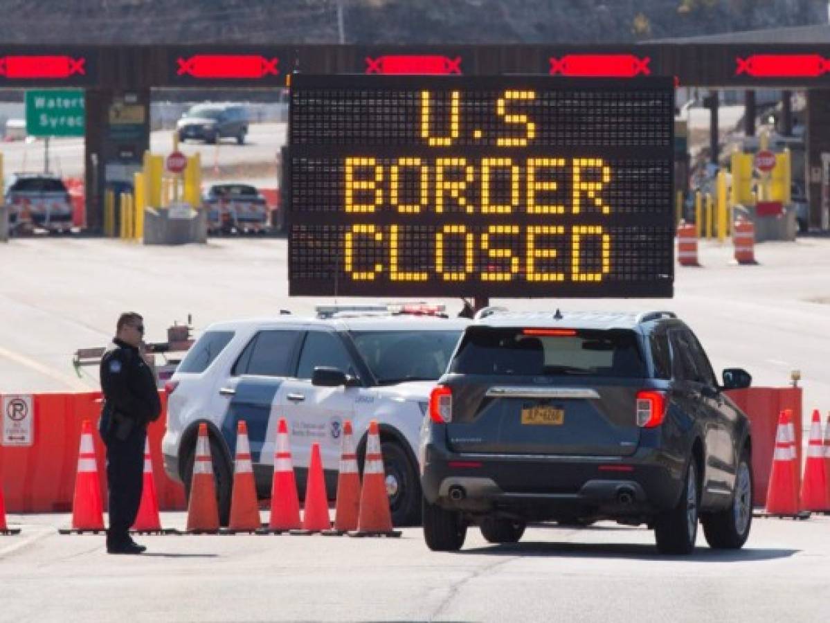 EEUU prorroga un mes restricción de viajes no esenciales a México y Canadá