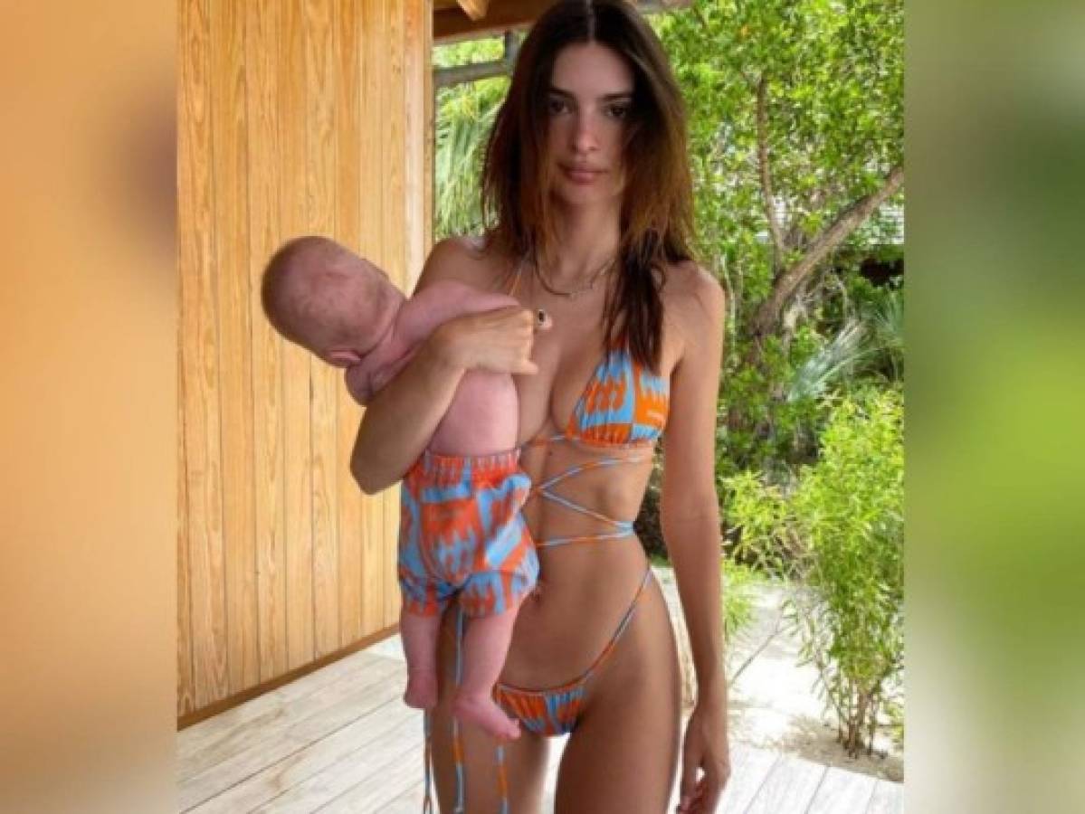 Arremeten contra Emily Ratajkowski por la forma de cargar a su hijo