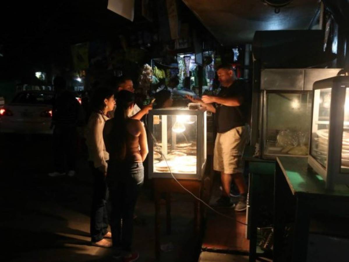 Deliciosas cenas se venden en la colonia Hato de Enmedio, en la zona urgen cambios en el alumbrado público.Fot: Alex Pérez/El Heraldo