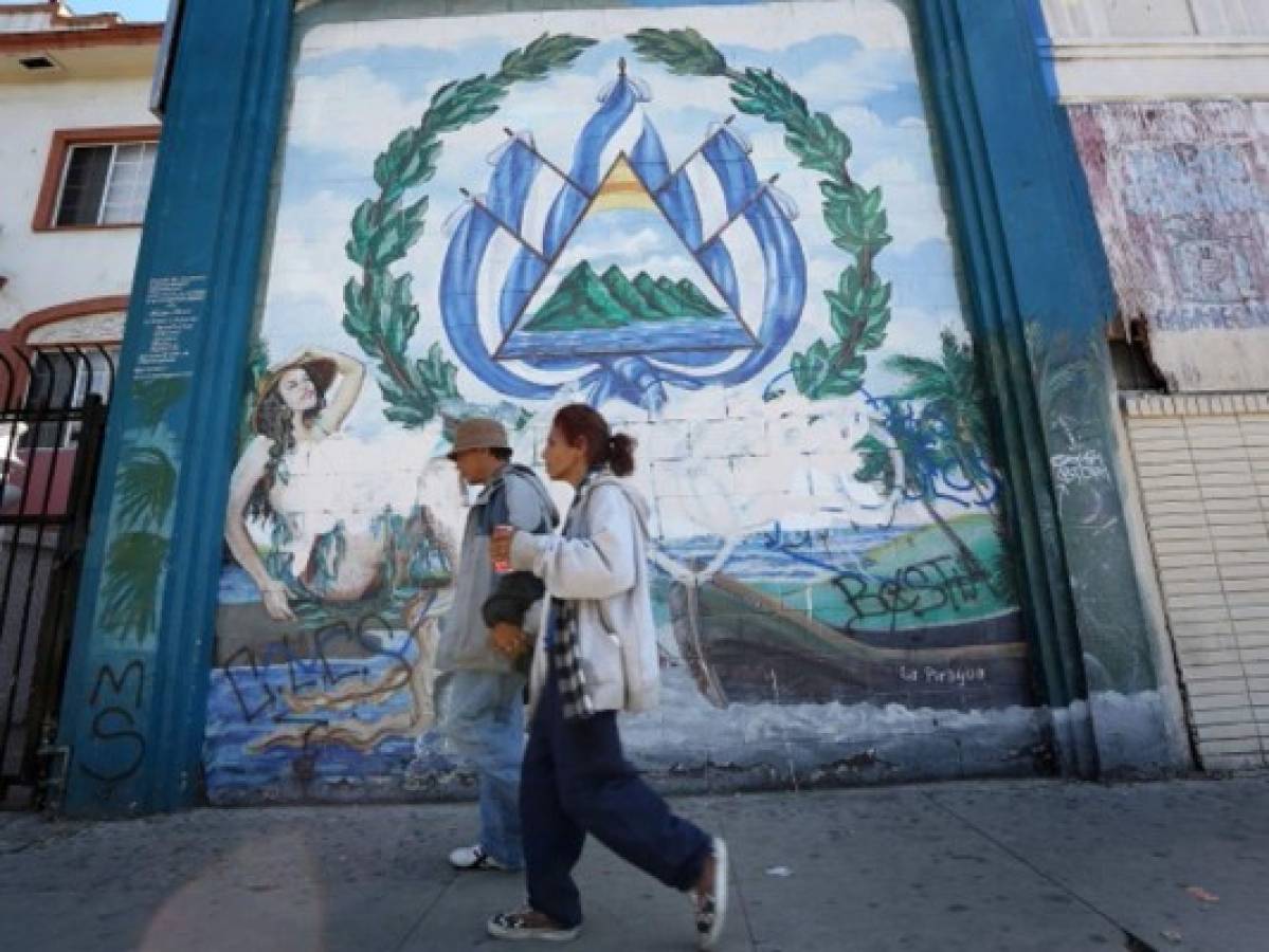 Salvadoreños ven más delincuencia y peor situación en su país