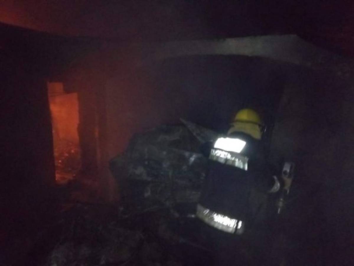 Voraz incendio reduce a cenizas dos viviendas en El Ocotillo, San Pedro Sula