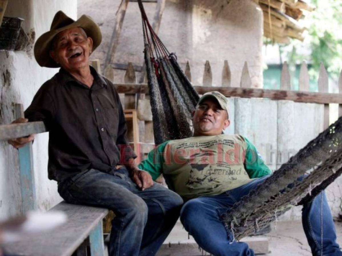 “Este es mi padre”, dijo abrazando a don Vidal Rodríguez Reyes, un hombre de 82 años, que en su interior posee todavía la fuerza de la juventud. Foto: Emilio Flores / EL HERALDO.