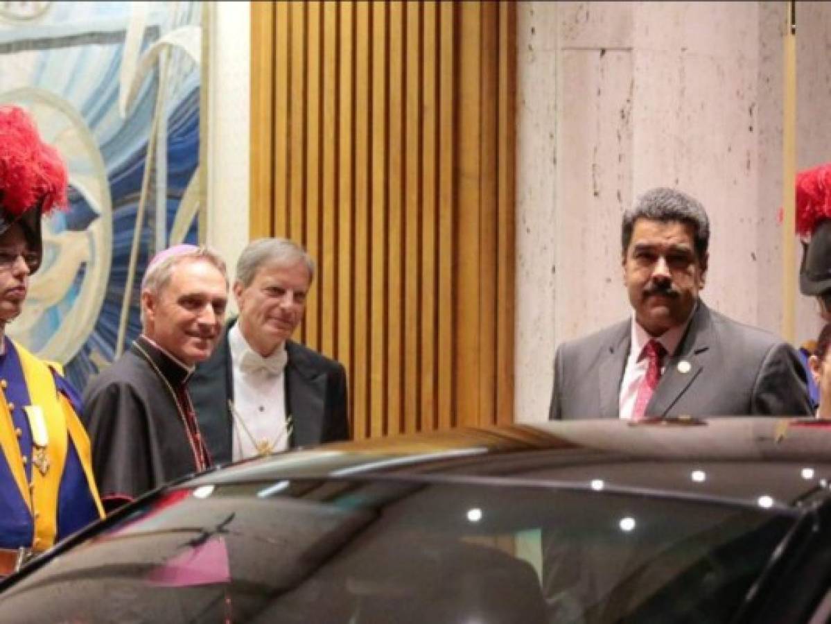 Maduro se reúne con el papa cuando la oposición insiste en sacarlo del poder