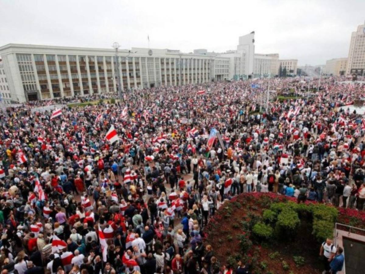 Miles de personas protestan contra líder autoritario de Bielorrusia