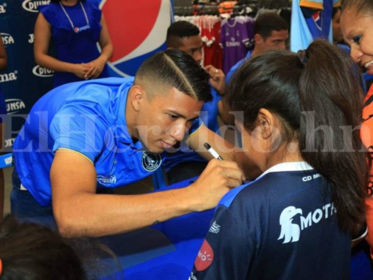 Motagua realizó firma de autógrafos ante decenas de aficionados en la capital