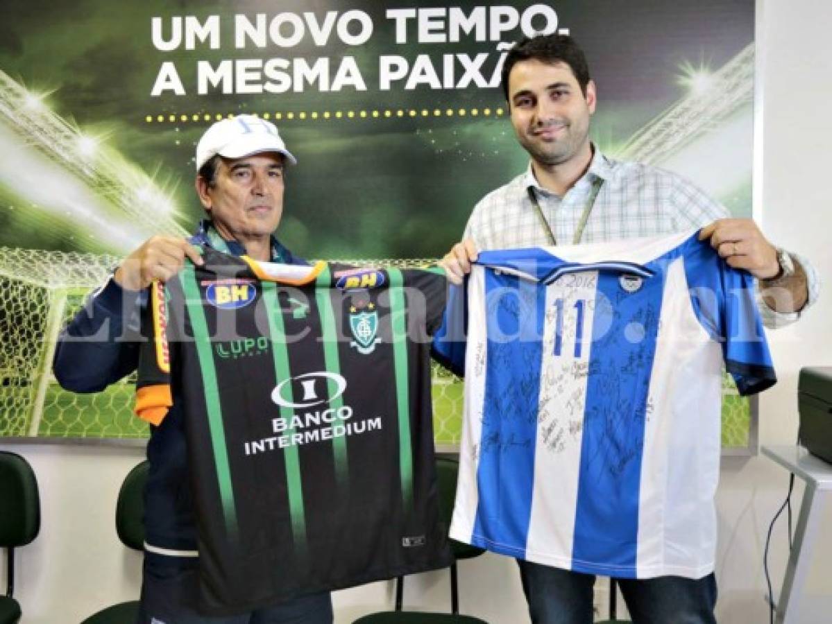 Honduras obsequia camisa firmada a la directiva del Club América