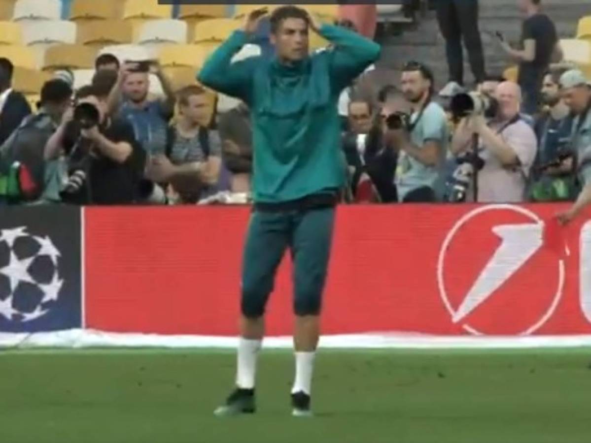 VÍDEO: Cristiano Ronaldo golpea a un fotógrafo en Kiev