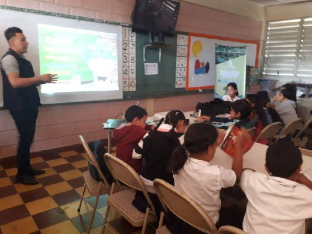 Alumnos de la Escuela Lisandro Quezada aprenden a producir el compost
