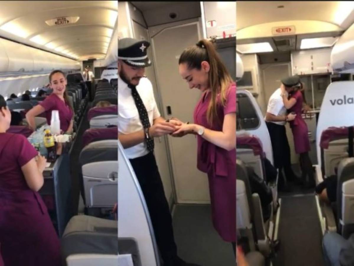 La joven reaccionó sorprendida ante el pedido que le realizó su novio en medio de los pasajeros.