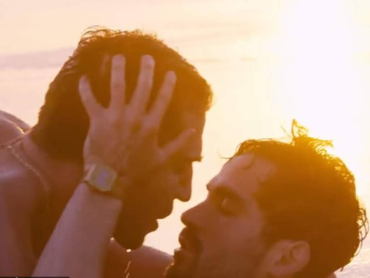 Poncho Herrera y su apasionado beso gay en la playa