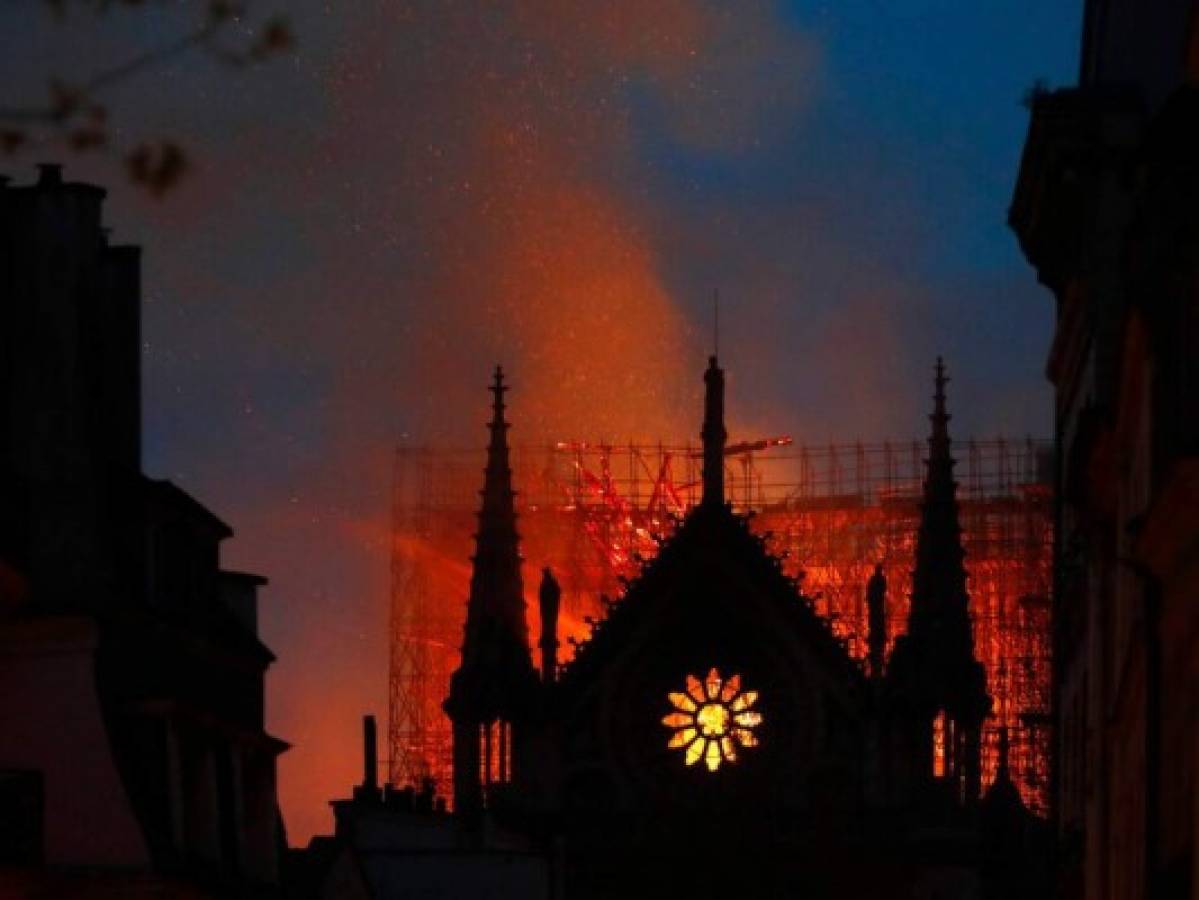 La estructura de la catedral de Notre Dame de París 'está a salvo', según bomberos