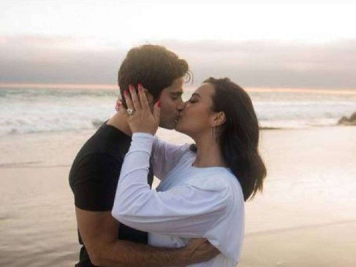 Demi Lovato anuncia su compromiso con Max Ehrich