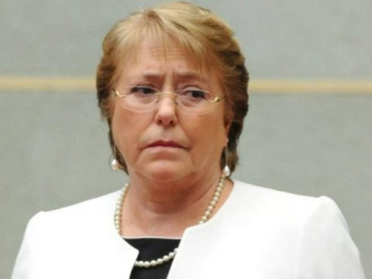 Bachelet pide a su sucesor mantener cercanía de Chile con Cuba