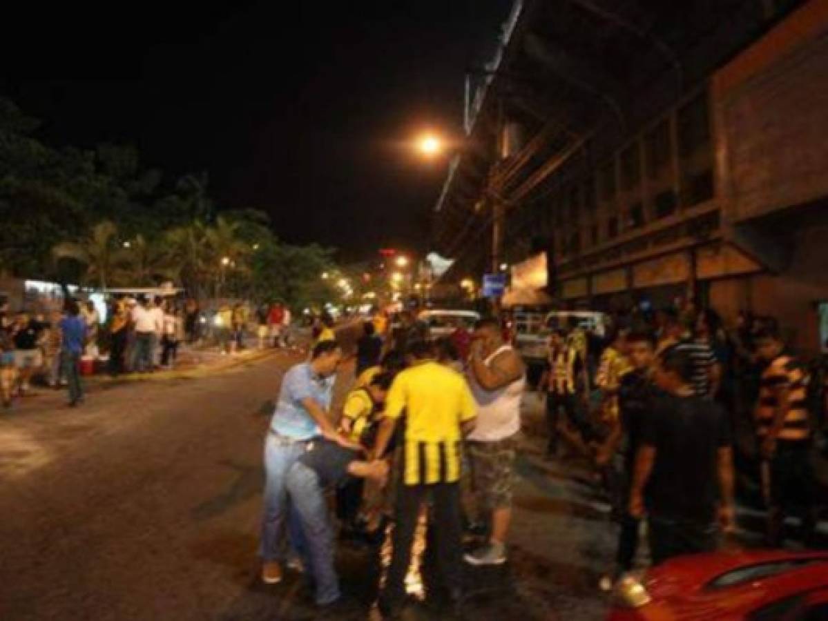 Muere aficionado del Real España tras ser atacado a balazos afuera del estadio Morazán