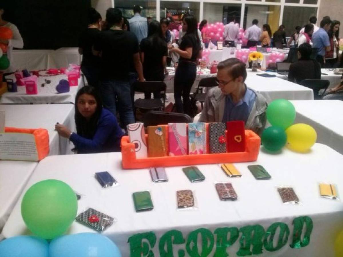 Jóvenes universitarios emprendedores presentan sus productos innovadores  