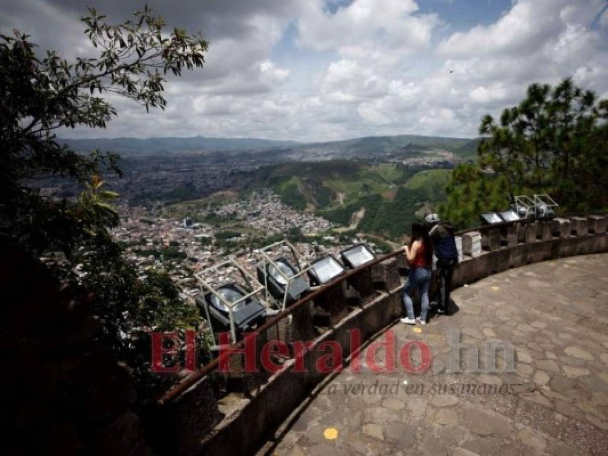 El Parque Naciones Unidas en El Picacho alcanzó el límite de personas permitidas durante el fin de semana: había 2,500 capitalinos dentro del predio. Foto: Emilio Flores/ EL HERALDO.