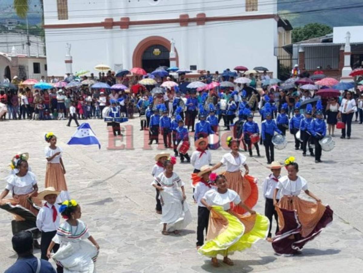 Colorido y eufórico desfile de escuelas de la ciudad de La Paz 