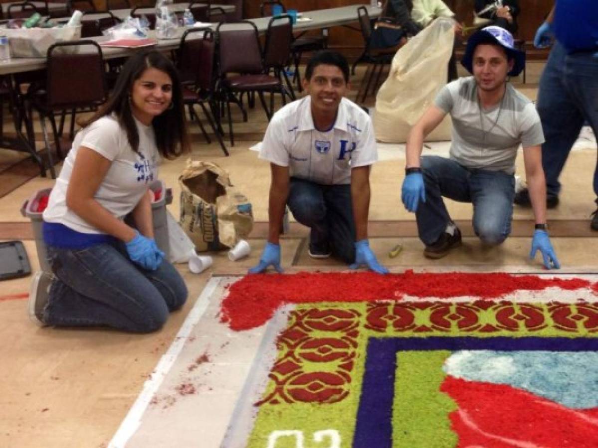Hondureños conmemoran Semana Santa con alfombras de aserrín
