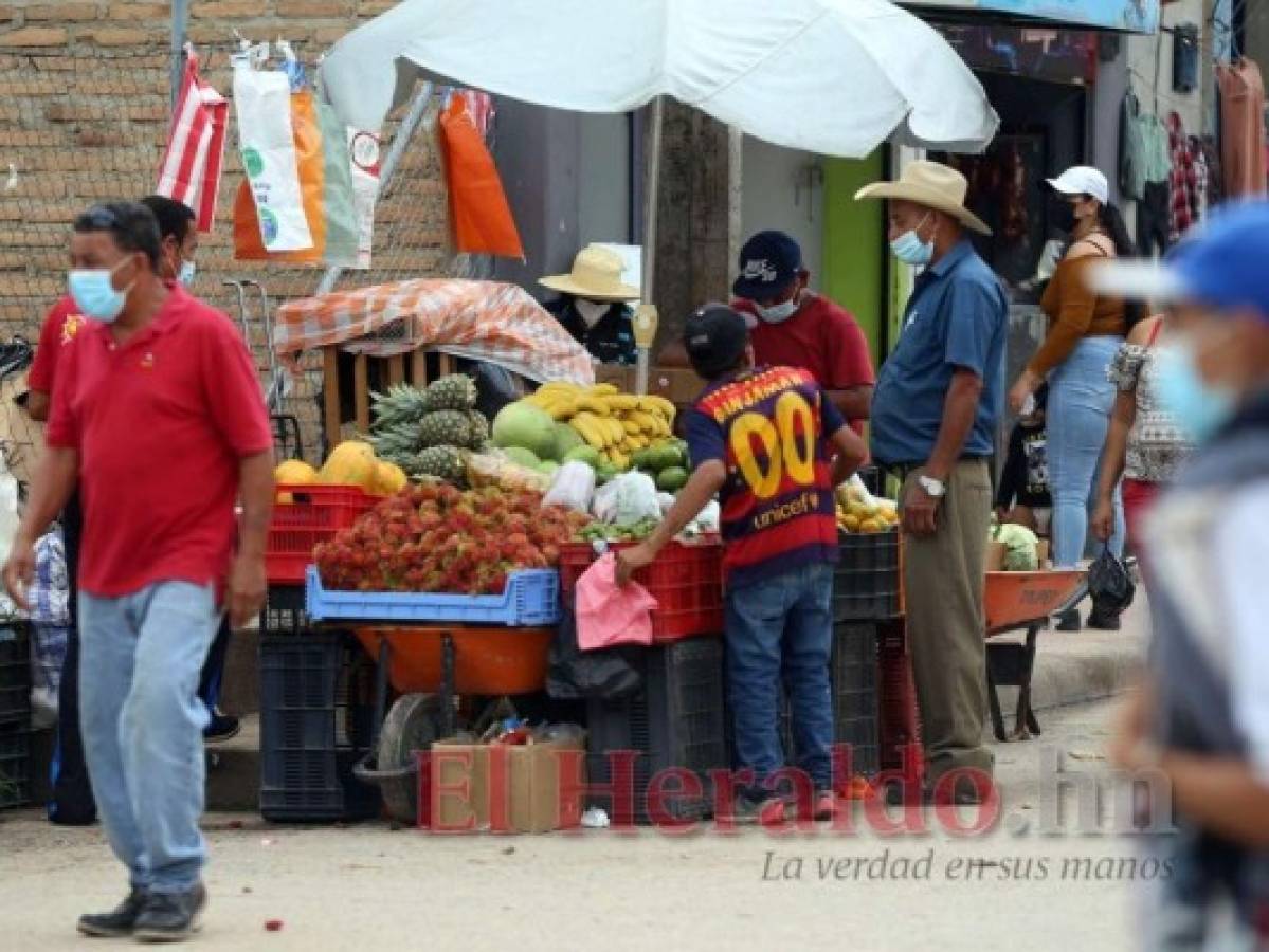 Los puestos de frutas y verduras están por todos lados. Foto: Emilio Flores/El Heraldo
